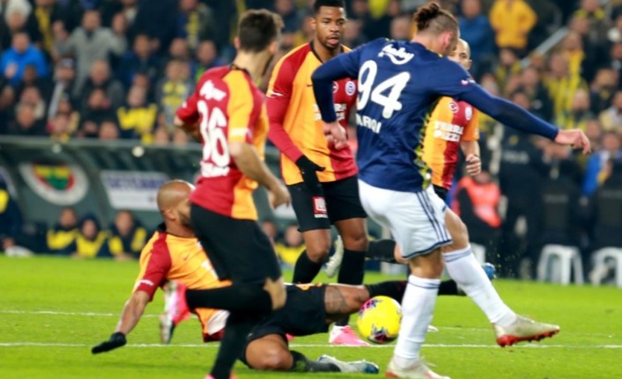 Derbide olay: Saha karıştı,  kırmızılar çıktı