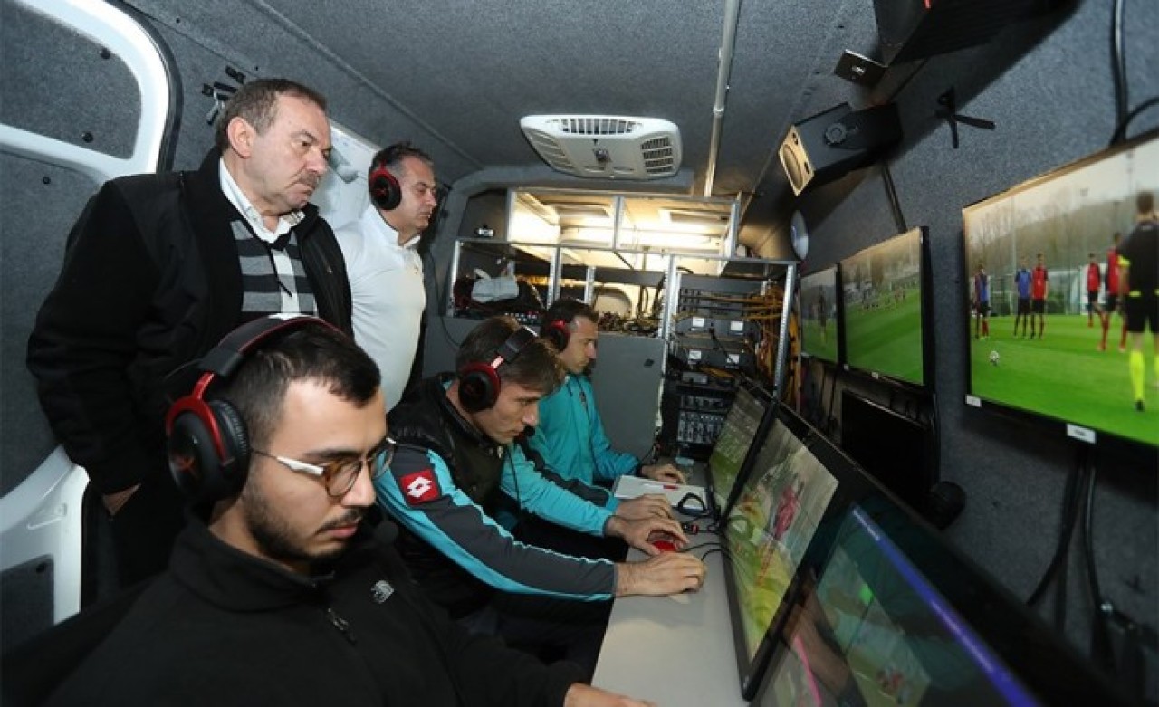 Eski milli futbolcudan öneri: 2020-21 sezonunda VAR kayıtlarını seyirci dinlesin