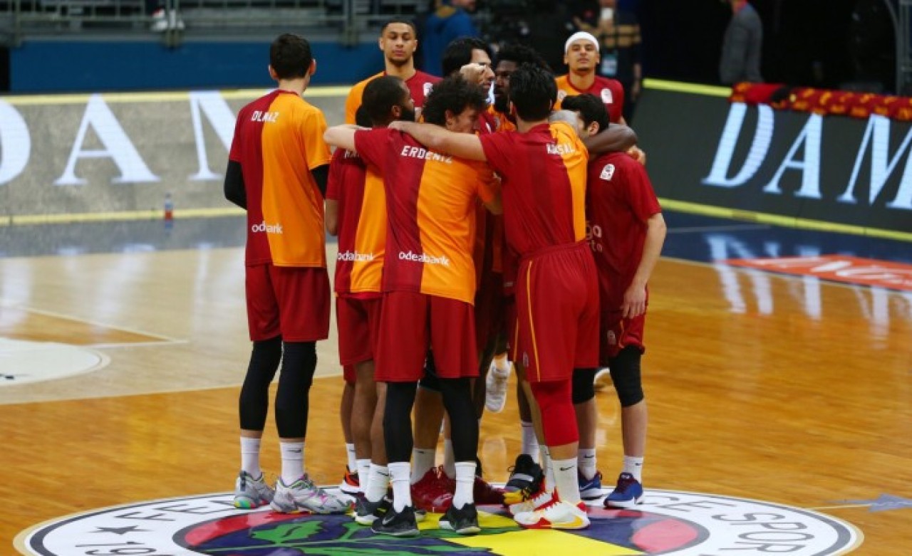 Galatasaray Fenerbahçe'yi yine yendi: Bu sefer parkede!