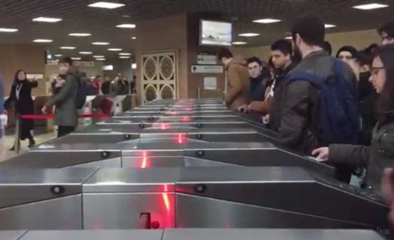 Gençlerden İBB’ye “yetersiz bakiye” protestosu!