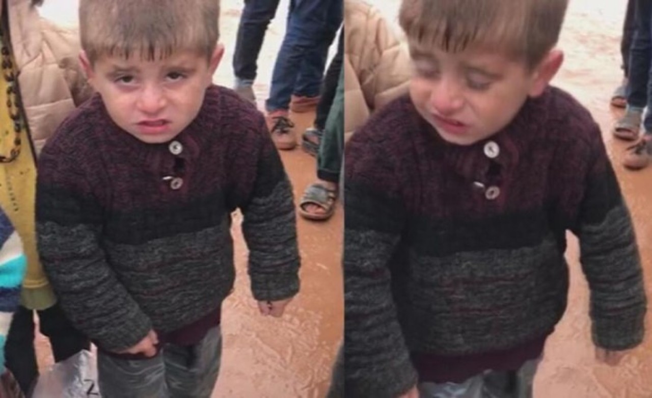 İdlib'de yürek yakan görüntü: Titreye titreye bekledi
