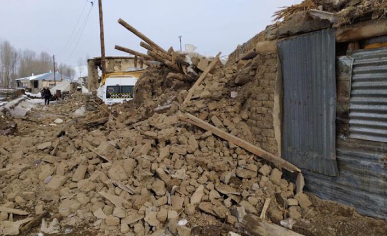 İran'daki deprem Van'ı vurdu: Çok sayıda ölü ve yaralı var!