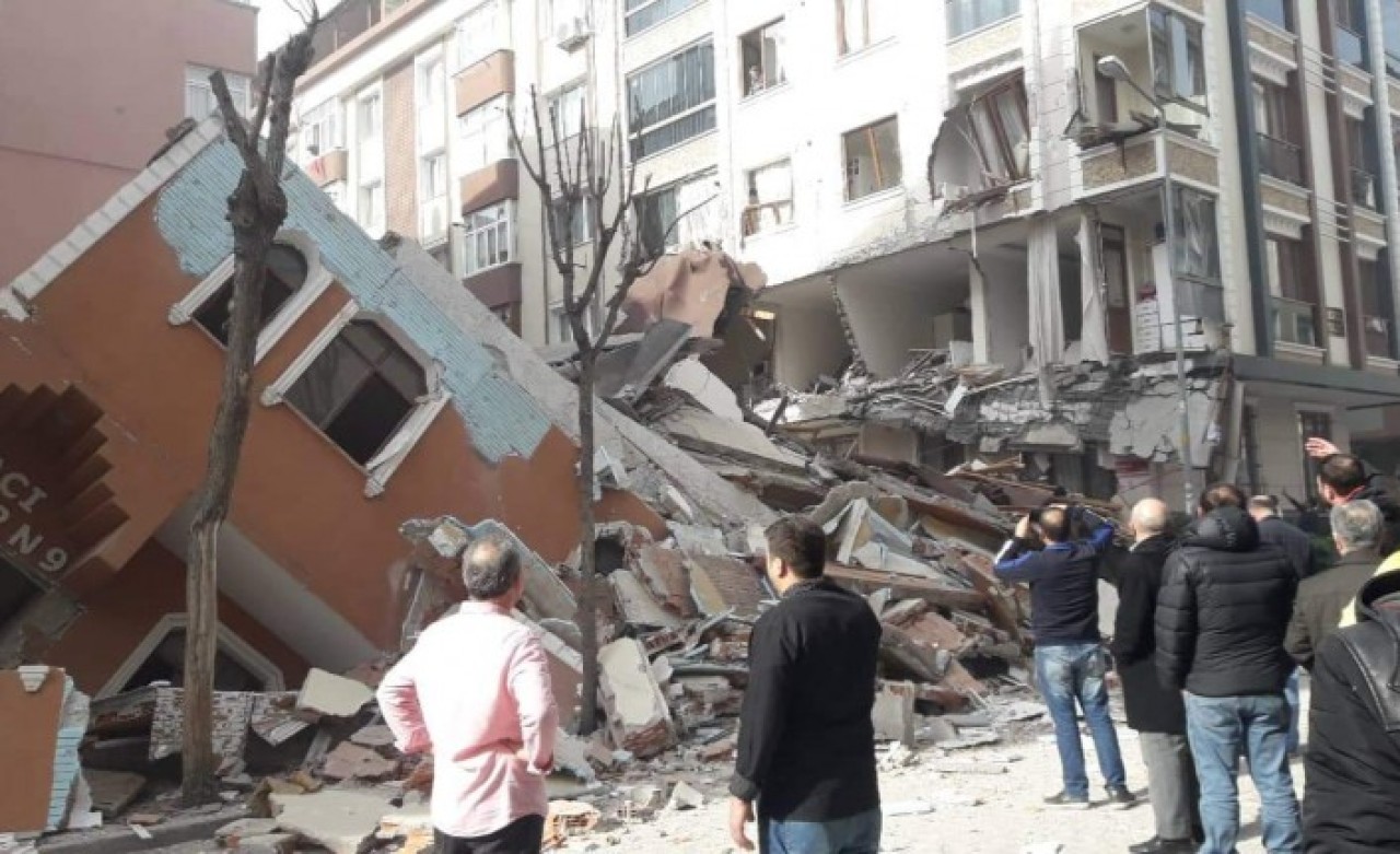 İstanbul Bahçelievler'de bir bina çöktü