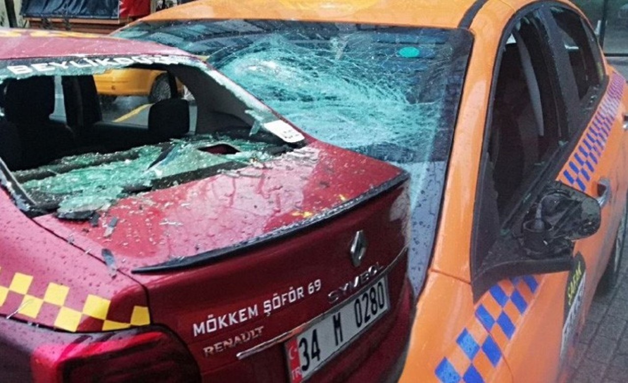 İstanbul'da Taksici Kavgası: Ortalık Savaş Alanına Döndü!