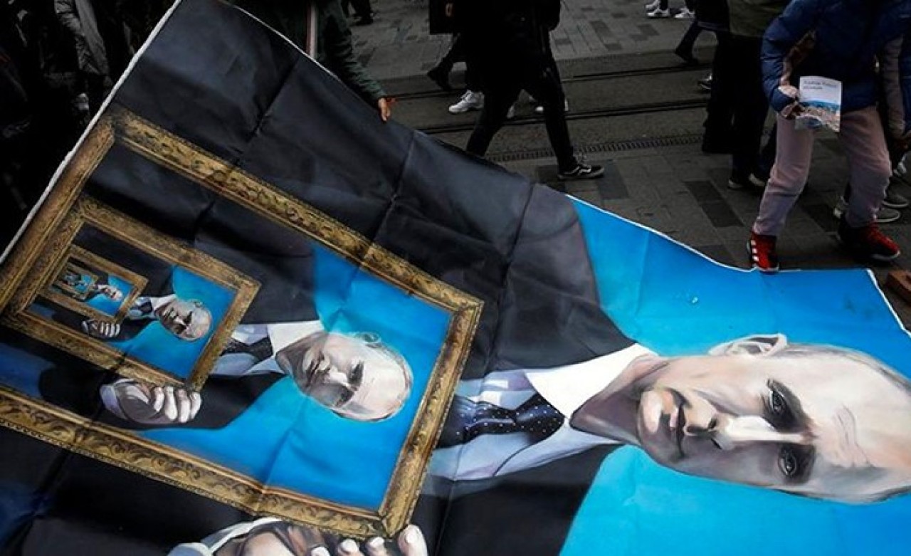 İstiklal Caddesi'nde Rus sanatçının asmaya çalıştığı Putin posterleri ortalığı karıştırdı!