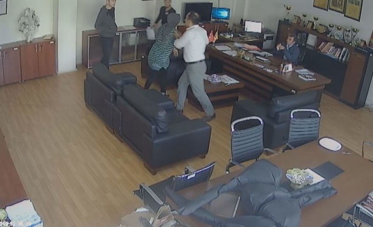 Kızına küfrettiği gerekçesiyle öğrencinin burnunu kırdı!