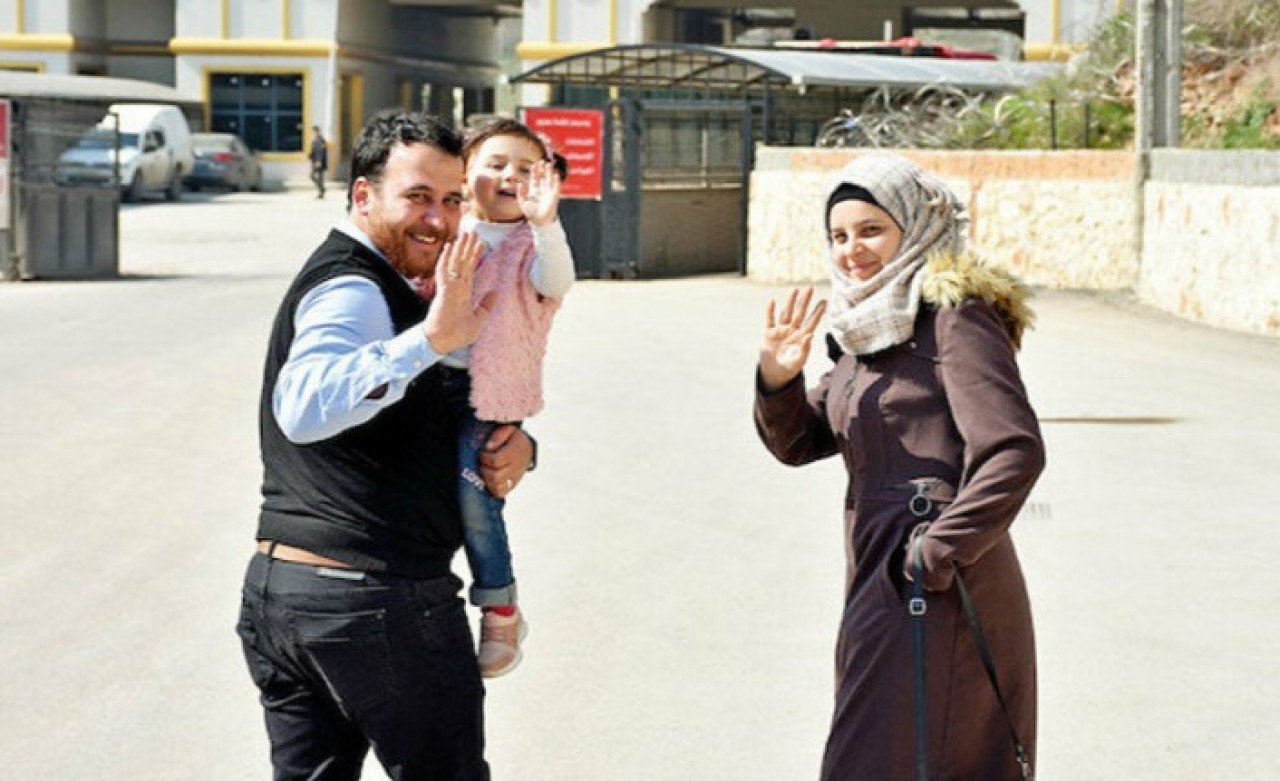 Küçük kızı korkmasın diye bomba seslerini oyuna dönüştüren Suriyeli artık Türkiye'de