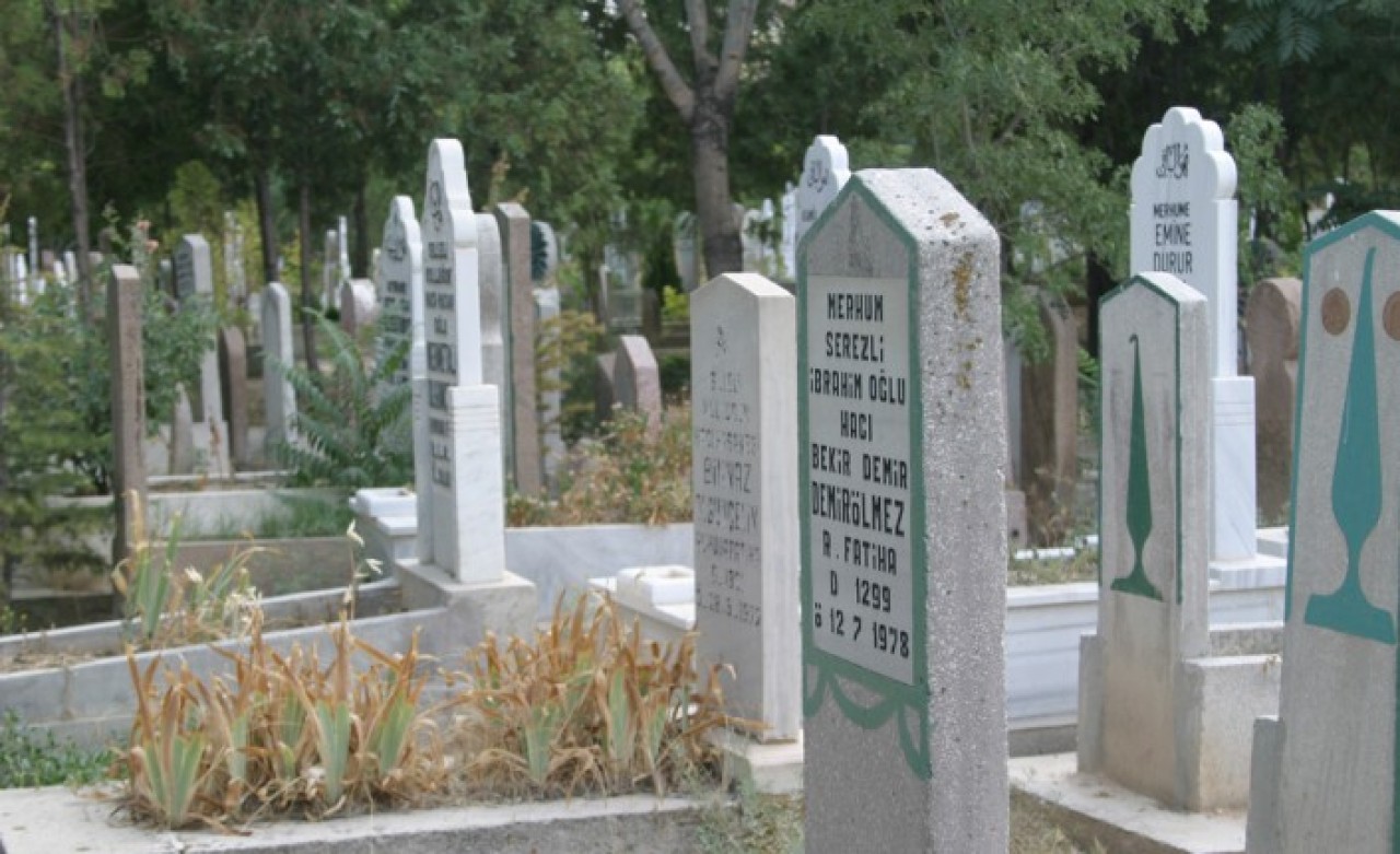 Mezarlıkta yaşanan utanç verici olay isyan ettirdi!