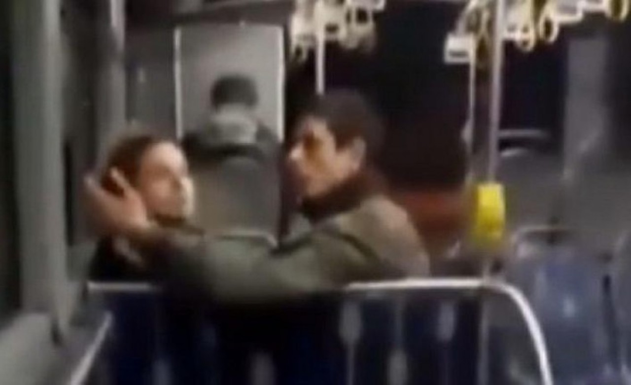 Otobüste öpüşme kavgası: 'Burası Türkiye!'
