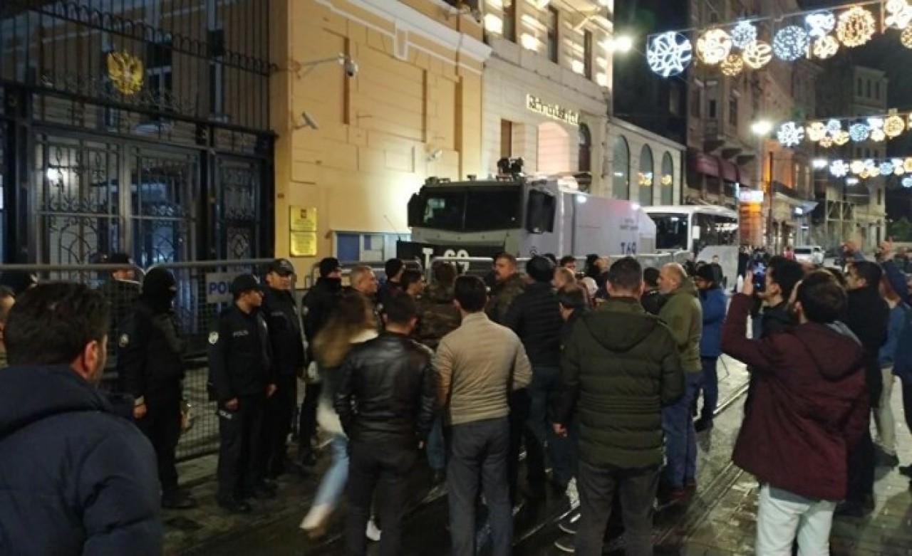 Rus Büyükelçiliği'nde gergin saatler: Güvenlik için önlemler alındı!
