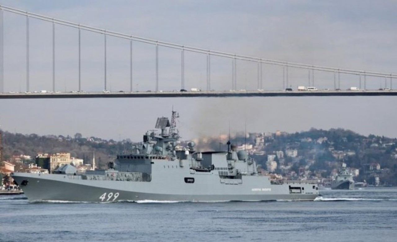 Rus fırkateyni İstanbul Boğazı'ndan geçti