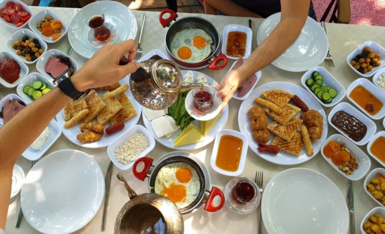 Serpme kahvaltıda israf 100 milyar lirayı buldu!