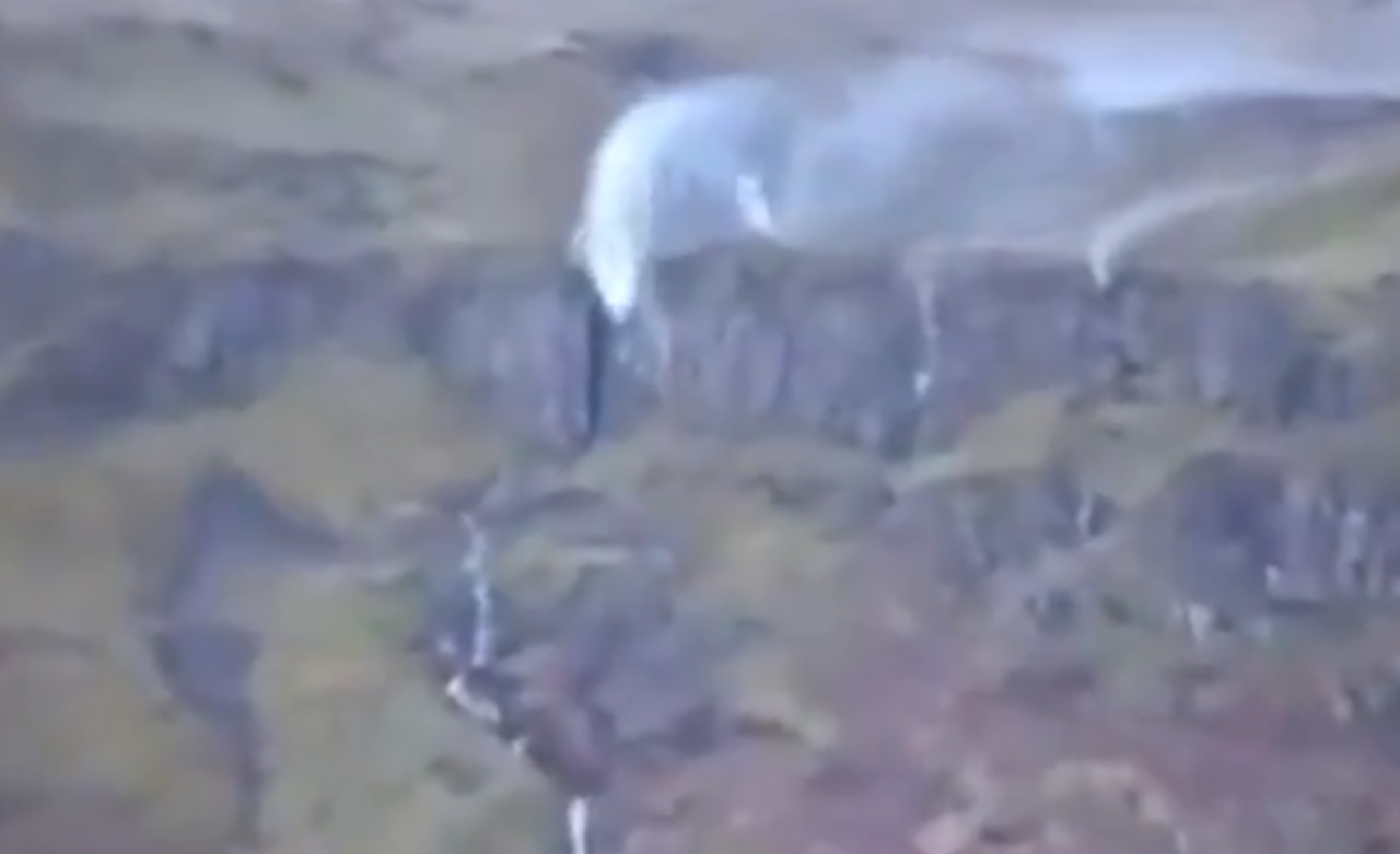 Şiddetli rüzgar nedeniyle şelale ters aktı: Görenler hayrete düştü!