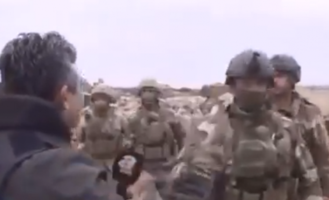 Suriye'deki Komutanı röportaj vermesi için zorlayan A Haber muhabiri Kerim Ulak Sosyal medyanın gündeminde