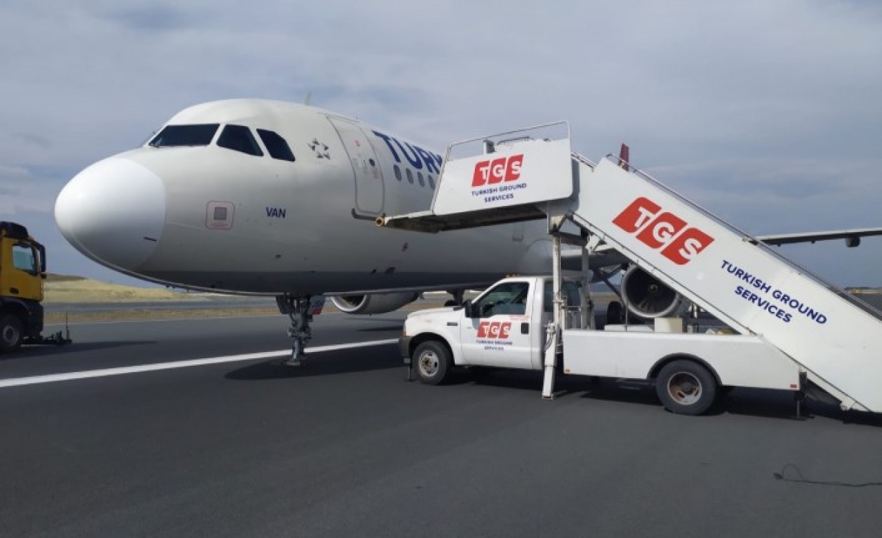 THY uçağında büyük panik: Pistin ortasında kaldı