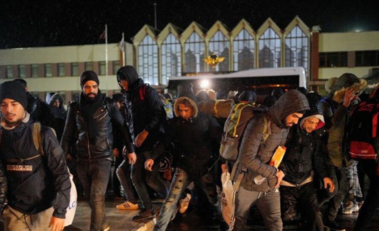 Trenle sınır bölgesine gelen mülteciler 'Avrupa' sloganı atarak gardan çıktı!