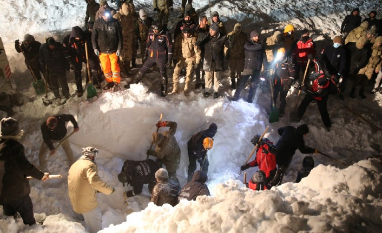 Van'da Çığ Altında Kalanları Arayan Ekibin Üstüne Çığ Düştü: Ölü Sayısı 39'a Yükseldi!