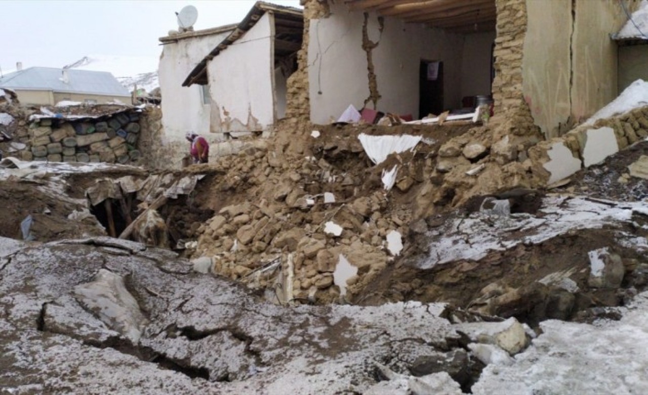 Van'da hissedilen depremde ölü sayısı 9'a,  yaralı sayısı da 37'ye yükseldi