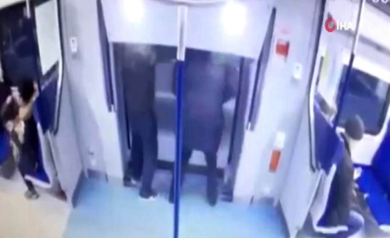 Yanlış metroya bindi: Kendini dışarı attı!