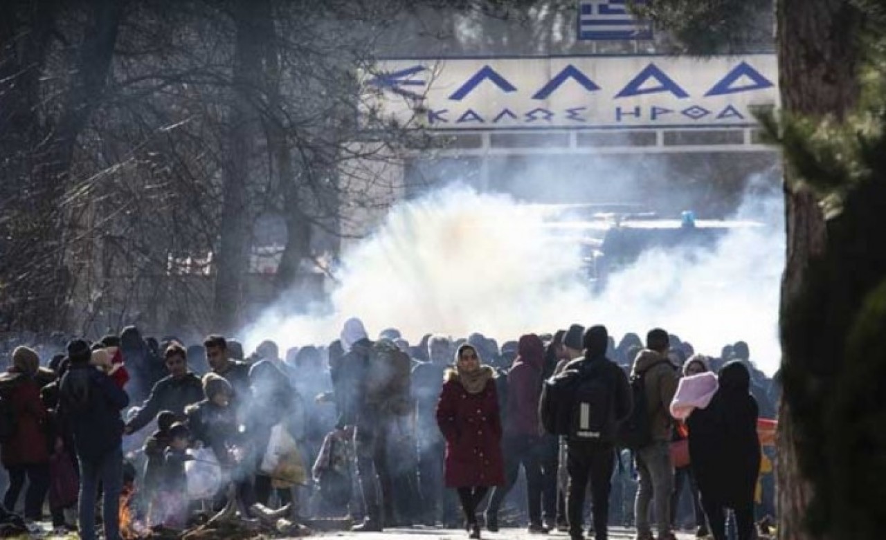 Yunan polisi göçmenleri biber gazı ve ses bombasıyla karşıladı!