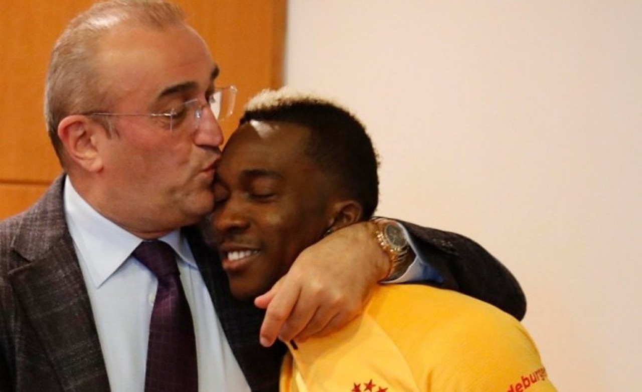 Abdürrahim Albayrak'la öpüşen gazeteci de koronavirüs!