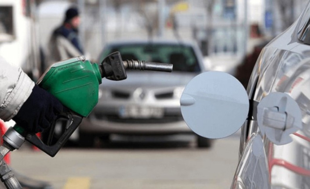 Benzine gece yarısından itibaren indirim