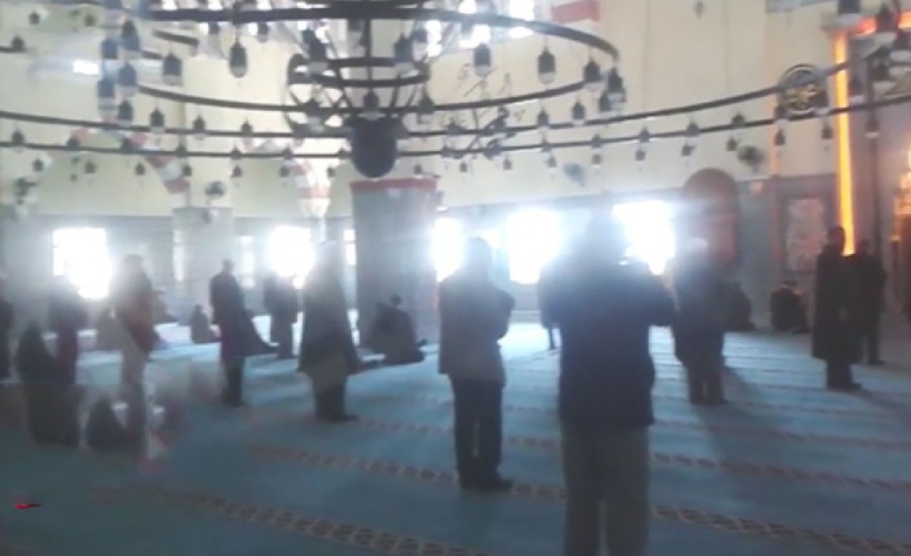 Camide olay: Namaz kılmak istediler,  hocanın üstüne yürüdüler