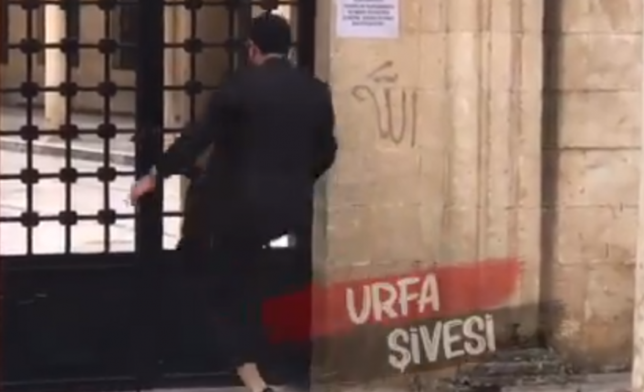 Caminin kapalı olmasına sinirlenen vatandaş caminin kapısını kırmaya çalıştı!