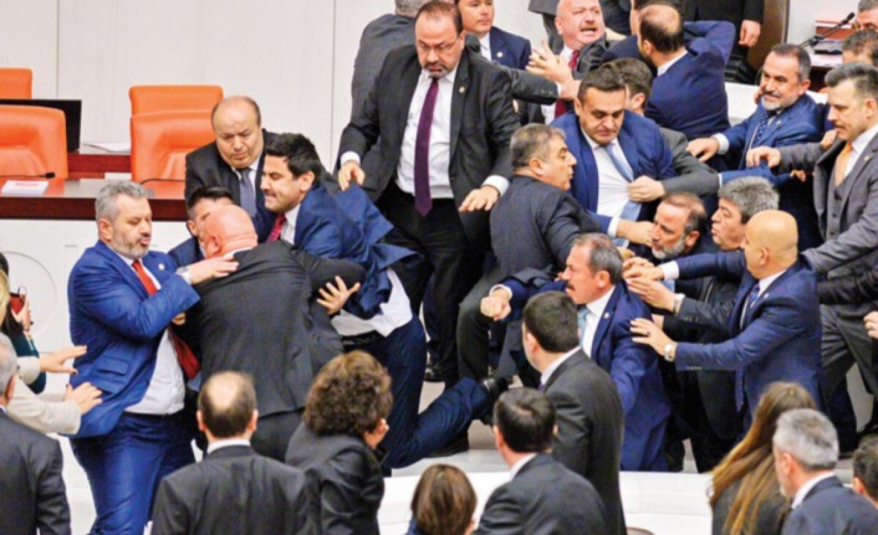 CHP'li Engin Özkoç'a yumruk atan AKP'li vekilin eli kırıldı