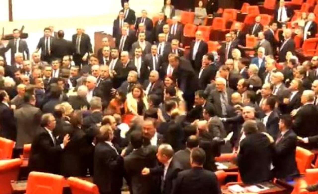 CHP'li Engin Özkoç'u tekme tokat döven vekilin o isim olduğu iddia edildi!