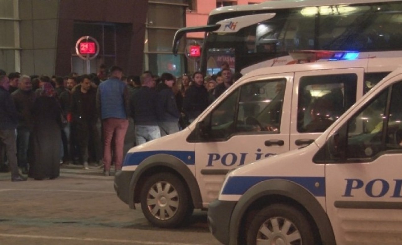 'Çıkmayın' dedikçe çıktılar: Ve polis devreye girdi