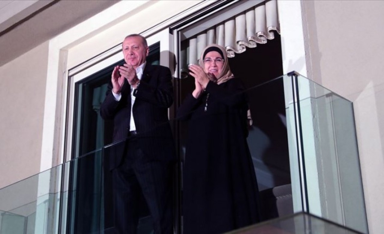 Cumhurbaşkanı Erdoğan sağlık çalışanlarına alkışlarıyla destek verdi!