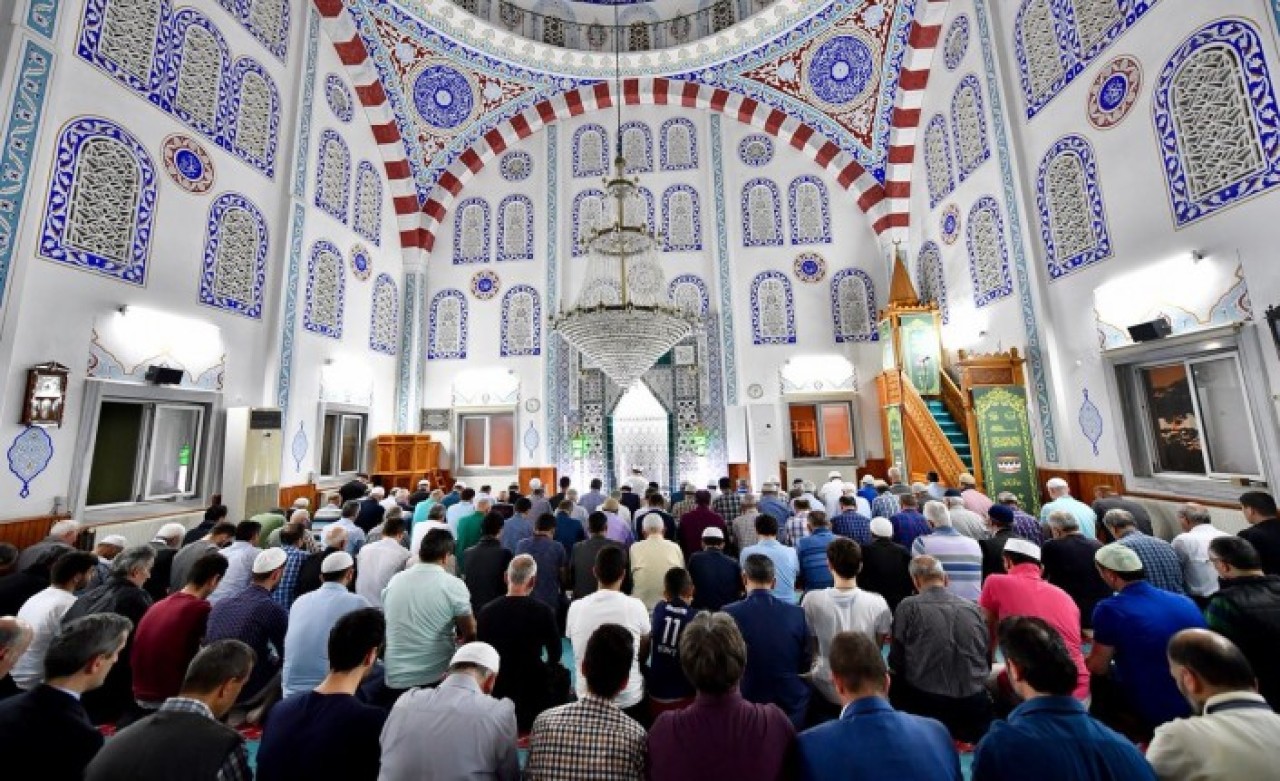 Camiler dezenfekte ediliyor: Cuma namazı iptal edilmeyecek!