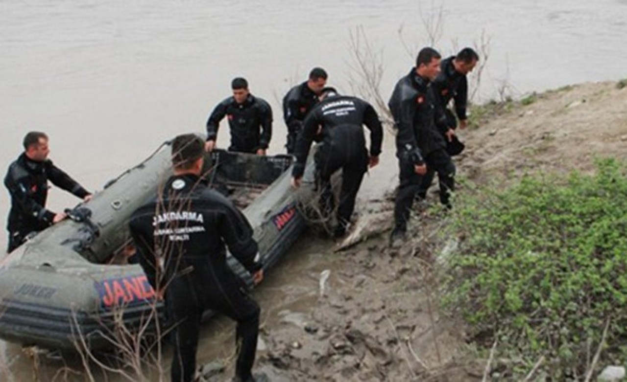 Eğitim yapan jandarma botu devrildi: Bir asker kayıp