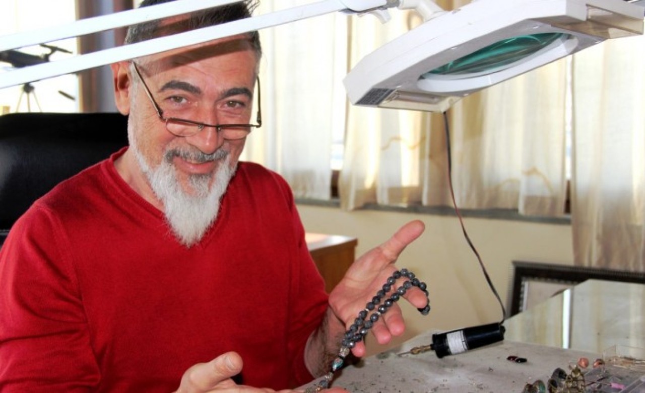 Elinde tuttuğu o tespihin öyle bir özelliği var ki: Dünyada eşi benzeri yok!