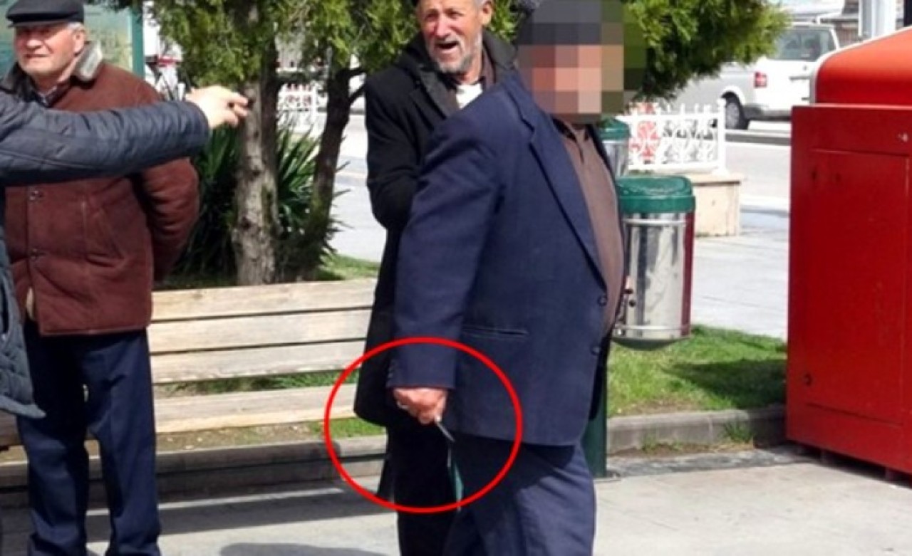 Evde kal uygulamasına uymayan yaşlı adam önce küfür etti,  sonra bıçak çekti!