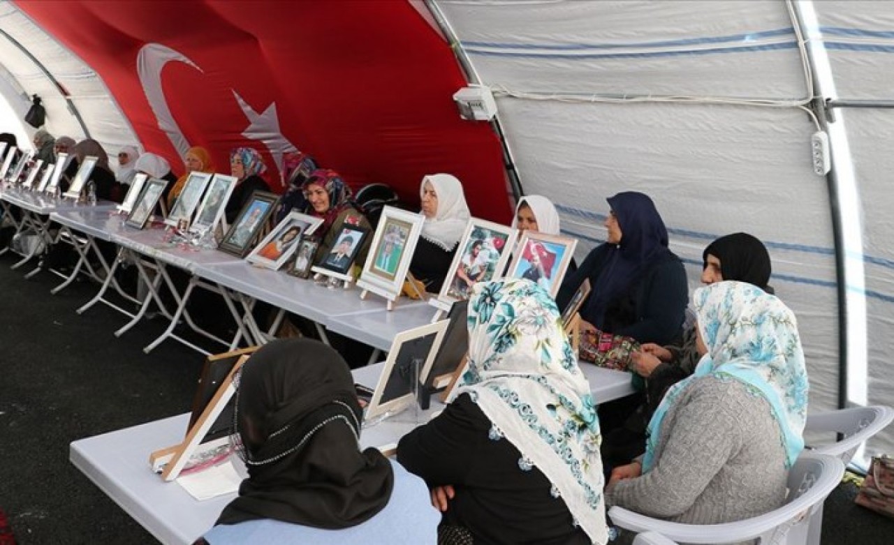 Evlat nöbeti tutan iki aile daha çocuğuna kavuştu