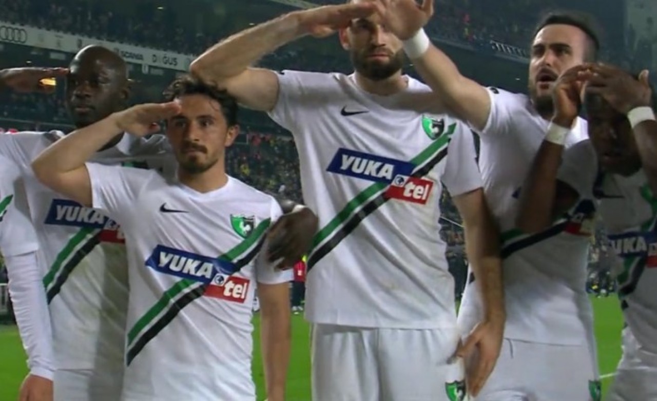 Fenerbahçeli taraftar asker selamı yapan futbolcuya çakmak fırlattı