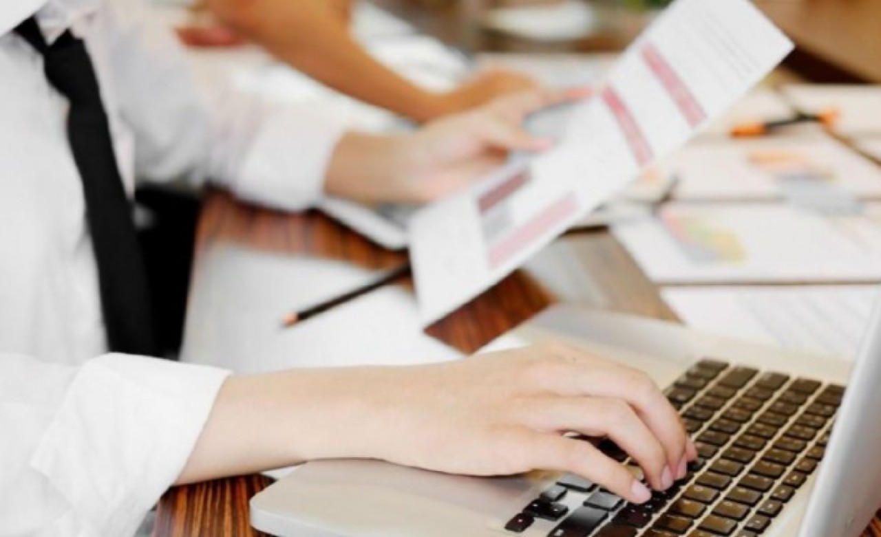 Çalışan eşlerden biri izinli sayılacak!