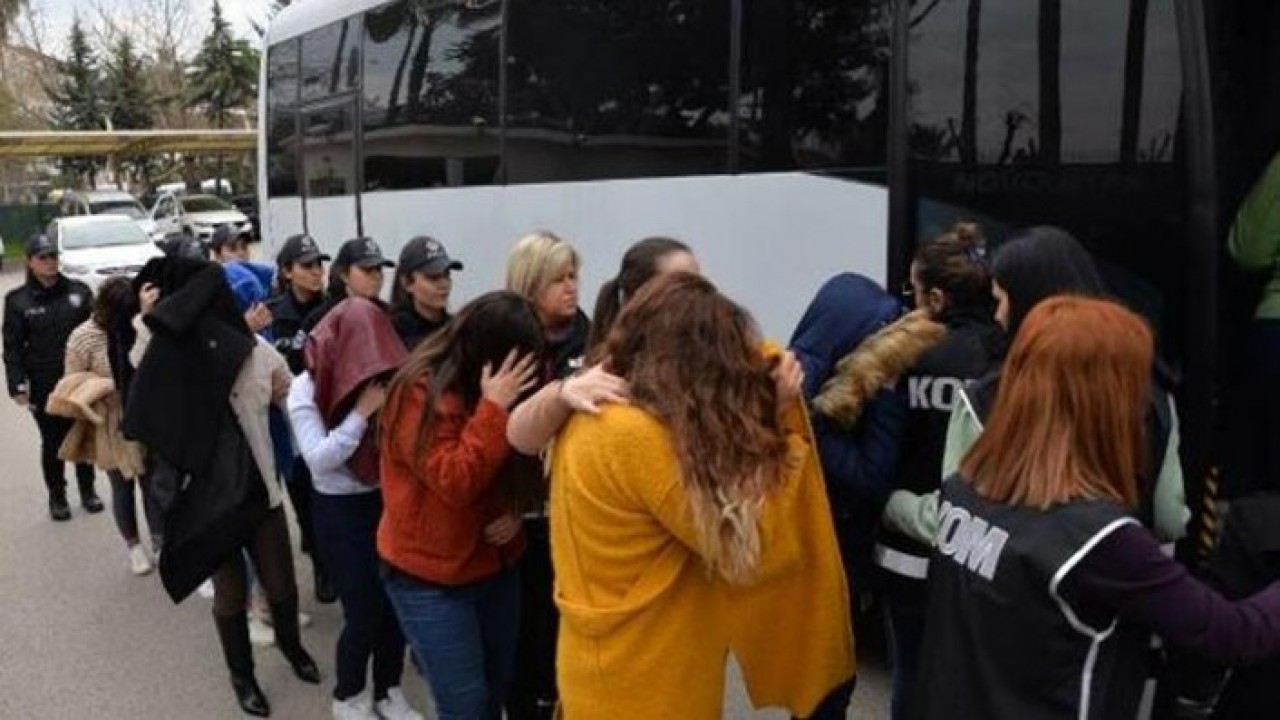 Gemi adamı arayan kadınlar tutuklandı!