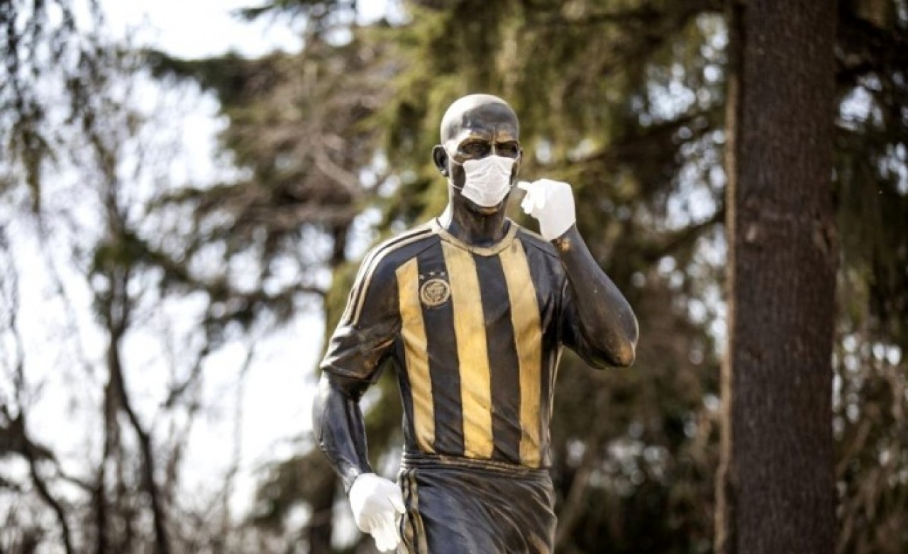 Heykeline maske ve eldiven takılan Alex'ten taraftara cevap!