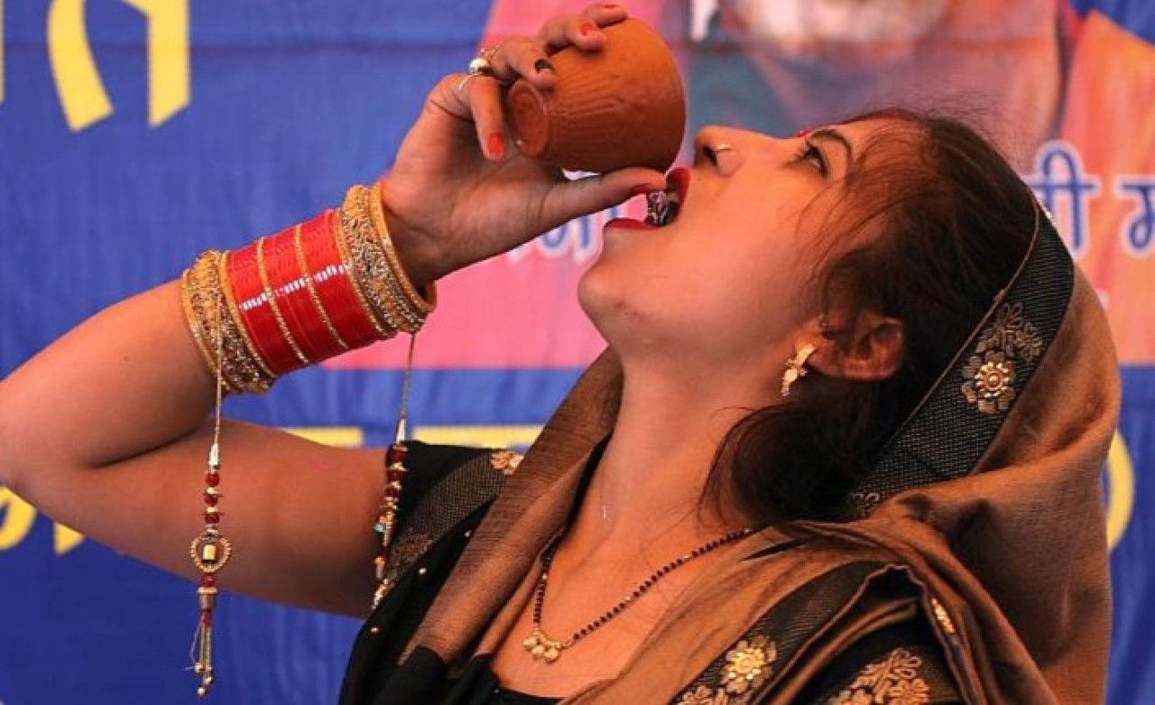 Hindistan'da mide bulandıran görüntü: Koronavirüsten korunmak için yaptıklarına inanamayacaksınız!