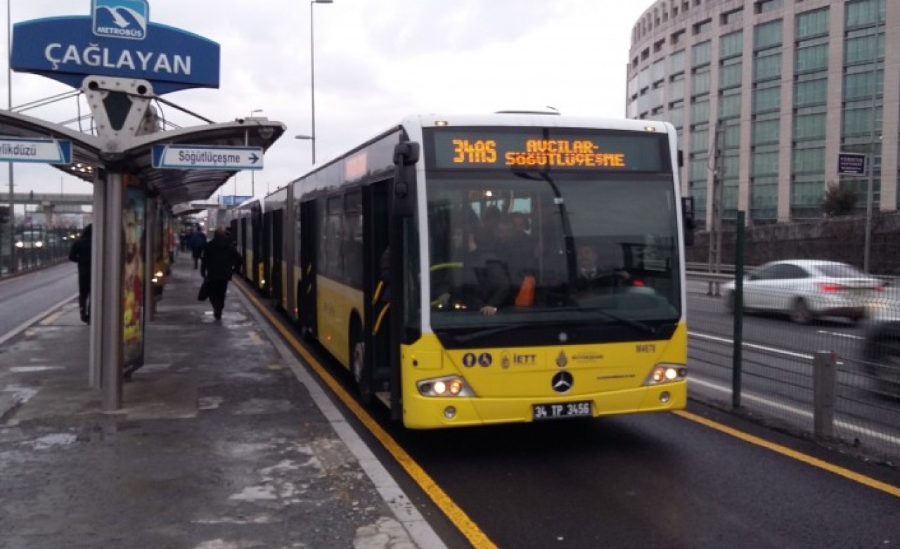İBB,  koronavirüs sebebiyle metrobüs duraklarında yeni hizmet başlattı!