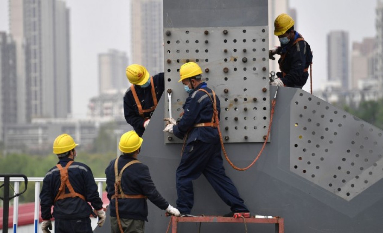 İşçilerini çalıştırmaya devam eden patronların koronavirüs önlemi pes dedirtti!