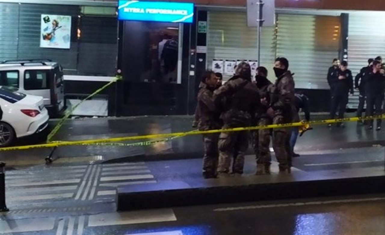 İstanbul'da dehşet anları: Mekana kurşun yağdırdı,  sokağa çıkanları da vurdu!