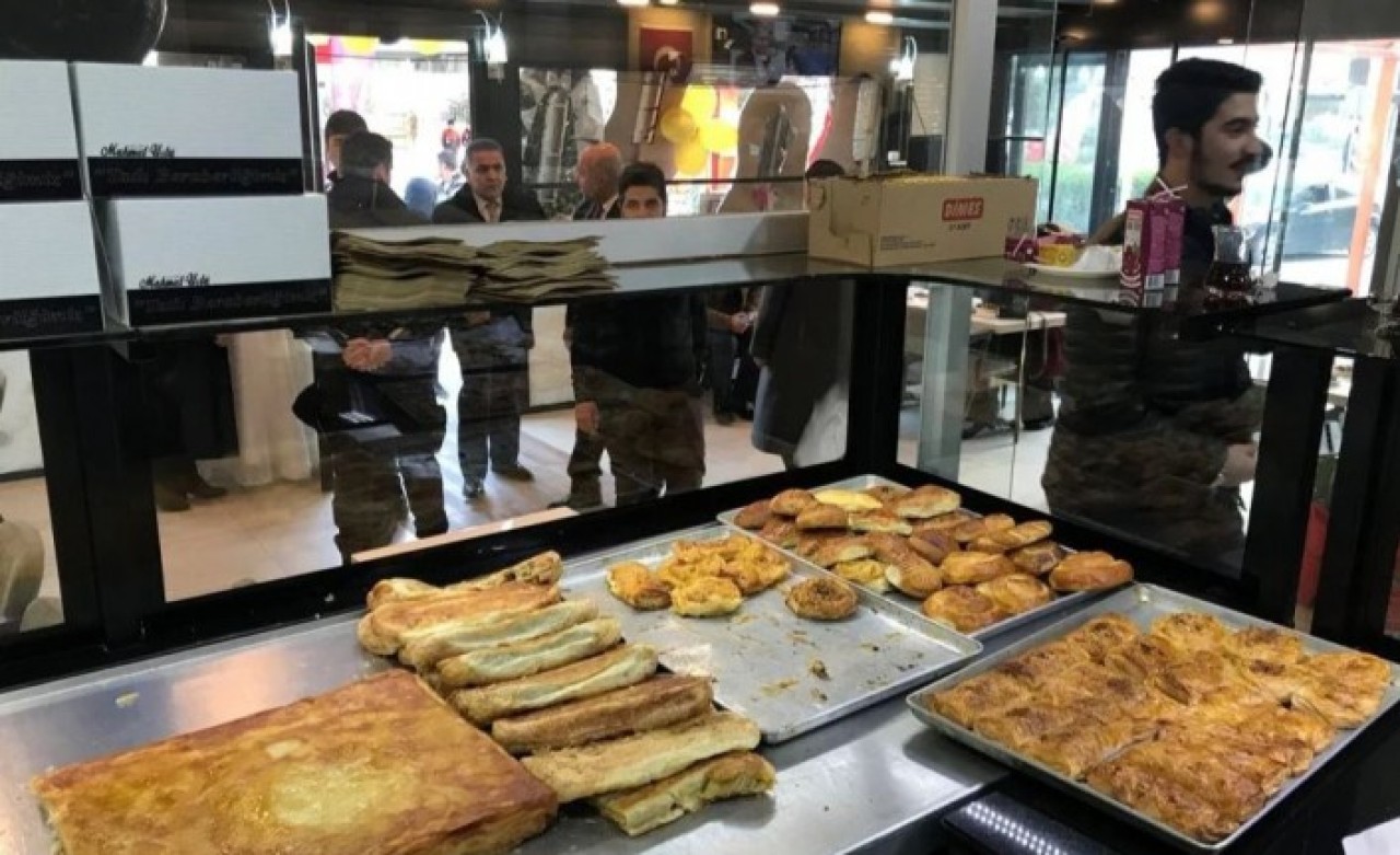 İstanbul'da kafe ve kahvehaneler kapandı ama börekçiler doldu taştı!