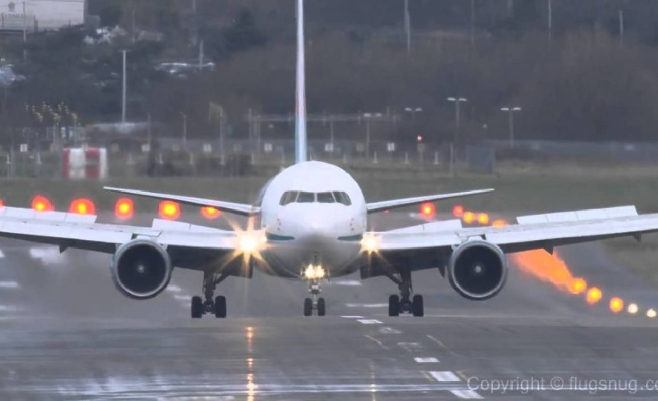 İstanbul uçağı Esenboğa'ya indirildi,  yolcular karantinada