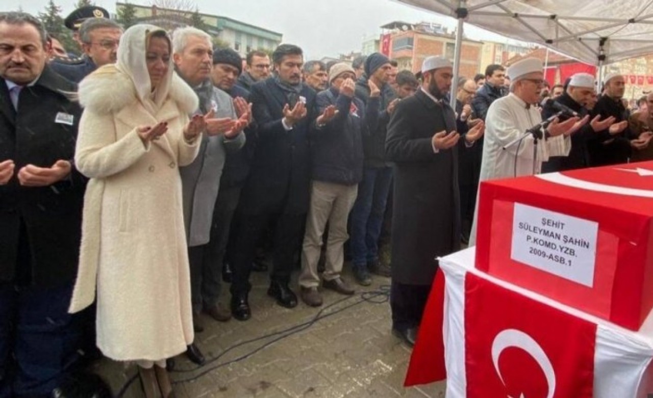 İyi Parti'li Aylin Cesur'un şehit cenazesinde yaptığı büyük ayıp ağızları açık bıraktı!