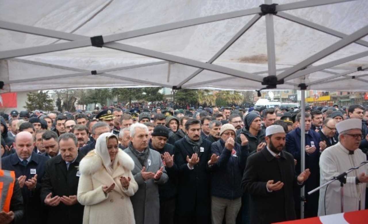 İYİ Partili Aylin Cesur'un şehit cenezasinde yaptığı büyük ayıba o isimden destek geldi!