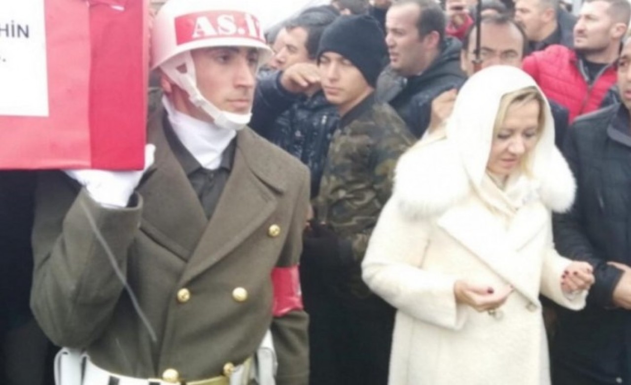 İYİ Partili Aylin Cesur'dan,  şehit cenazesindeki tepki çeken hareketi sonrası açıklama